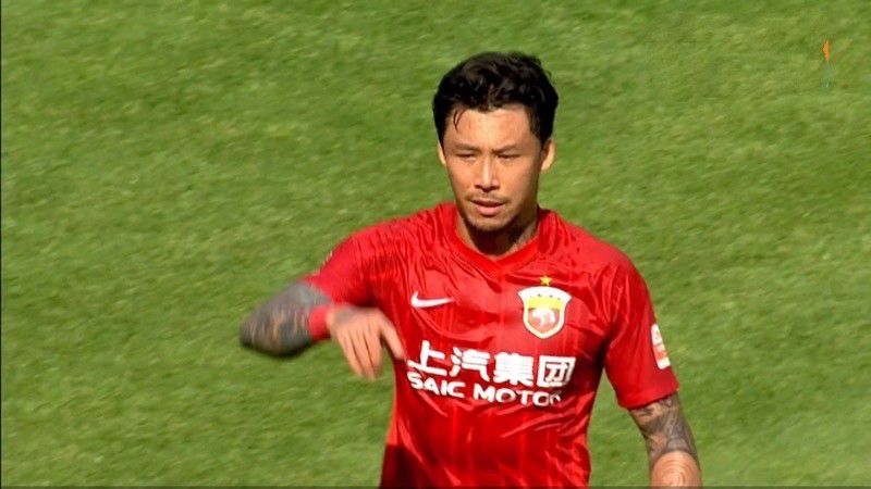 丈夫又被别人拉去喝酒了，关二妹带着儿子坐上了游乐场的电动火车，抱着怀里的儿子，二妹笑得很开心，在这趟虚拟的旅行中二妹的心好像真的飞到了她梦想的地方。